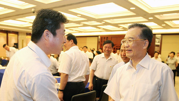 时任国务院温家宝总理亲切接见通光集团党委书记张强