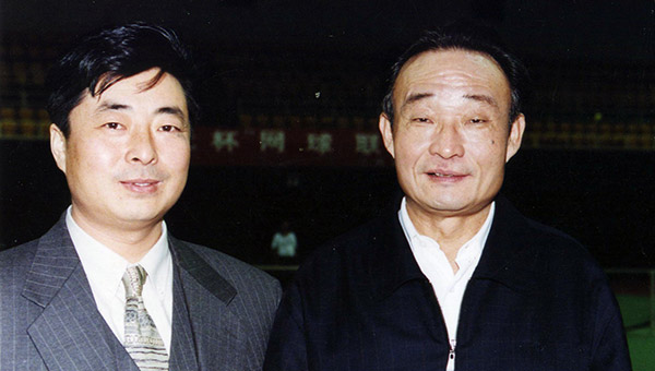 时任人大常委会委员长，中央政治局委员常委、国务院副总理吴邦国亲切接见通光集团党委书记张强