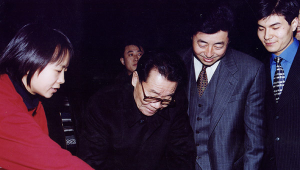时任中央政治局常委、全国政协主席李瑞环亲切接见通光集团党委书记张强